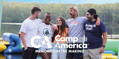 Vrienden die lachen op een groepsfoto