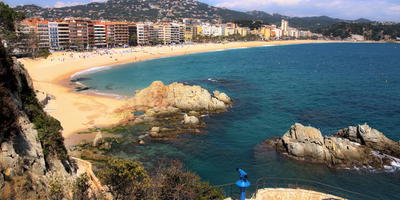 Uitzichtpunt met zicht op zee, strand en levendige boulevard