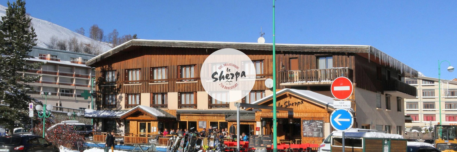 Terras bij apres ski bar in Frankrijk