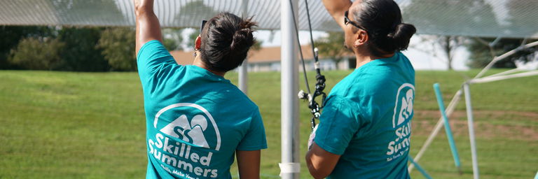 Zwei Sommercamp-Betreuer abgebildet