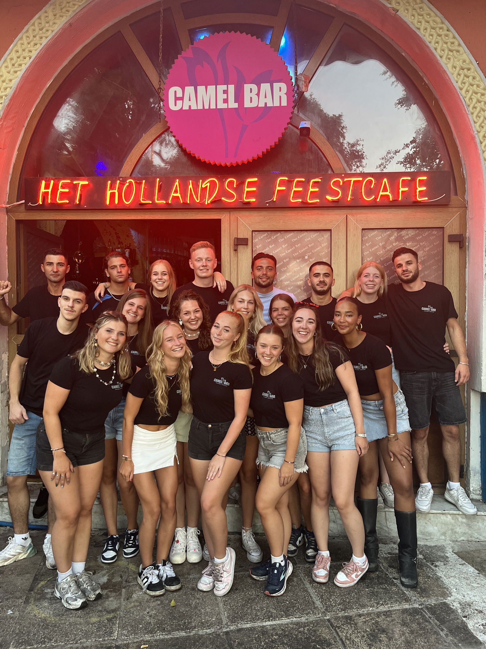 Teamfoto voor een hollands feestcafe