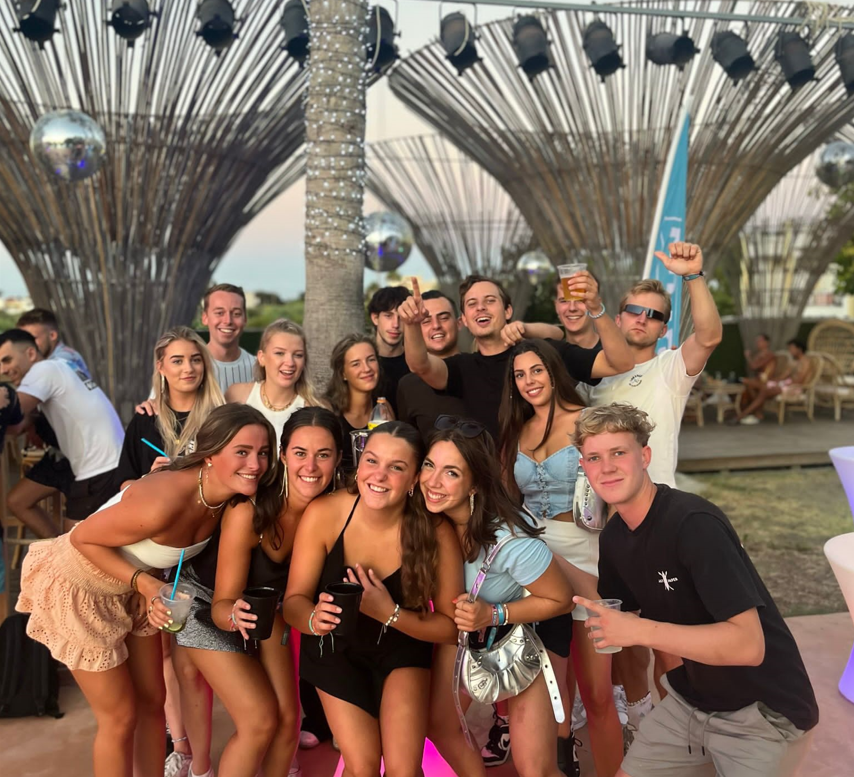 Teamfoto van barmedewerkers op een feest