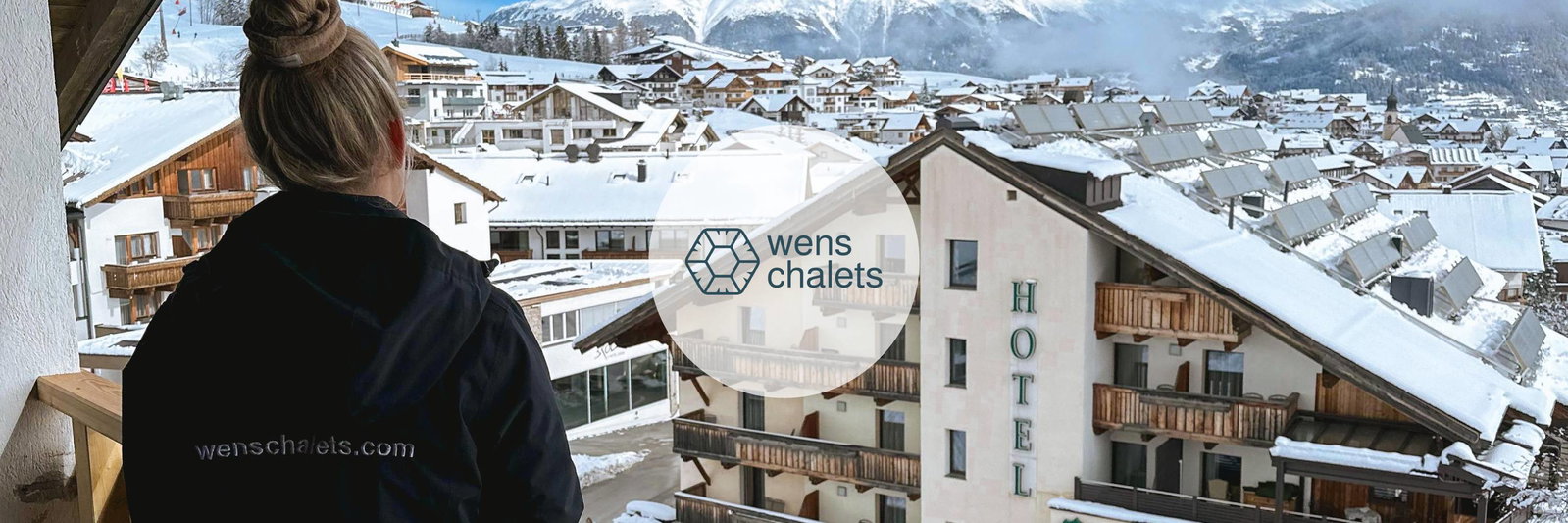 Vrouw op balkon in Winters landschap