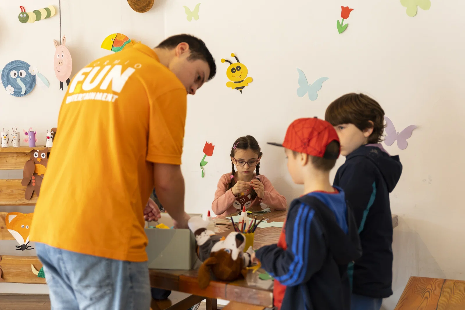 Mascotte in een auto op een zomerse dag in Duitsland