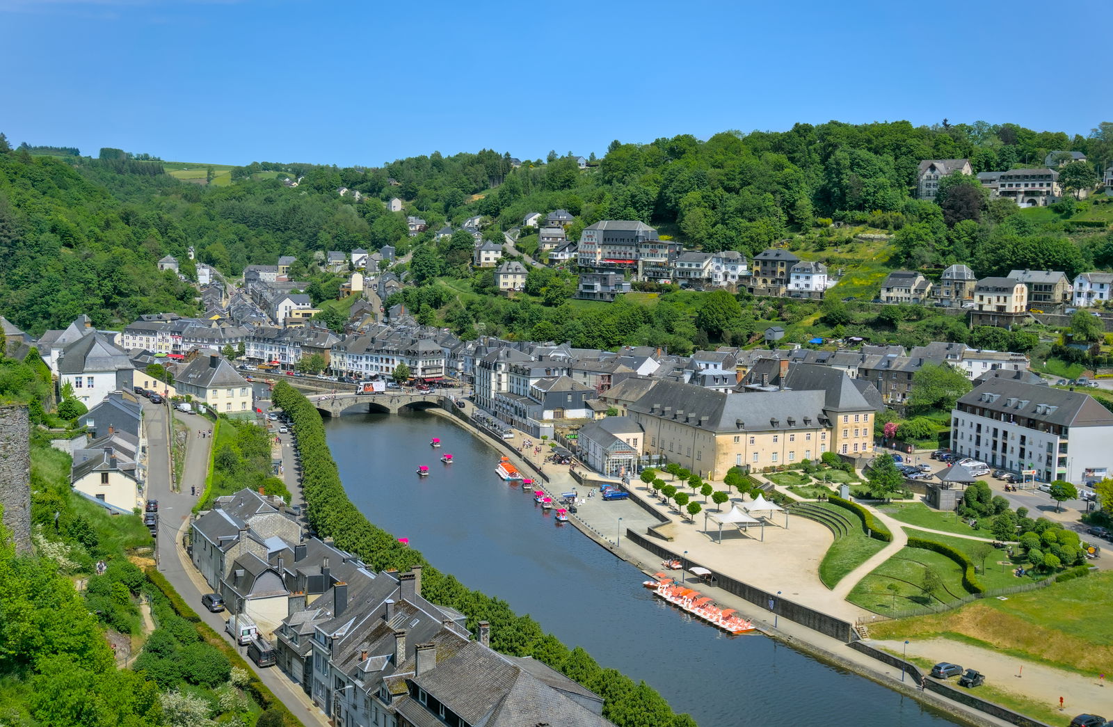 Uitzicht op kasteel in dorp in België 