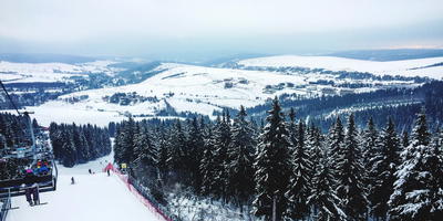 Winters landschap met skipistes en bomen