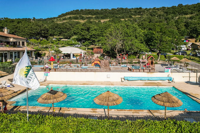 Camping op een zonnige dag in Frankrijk