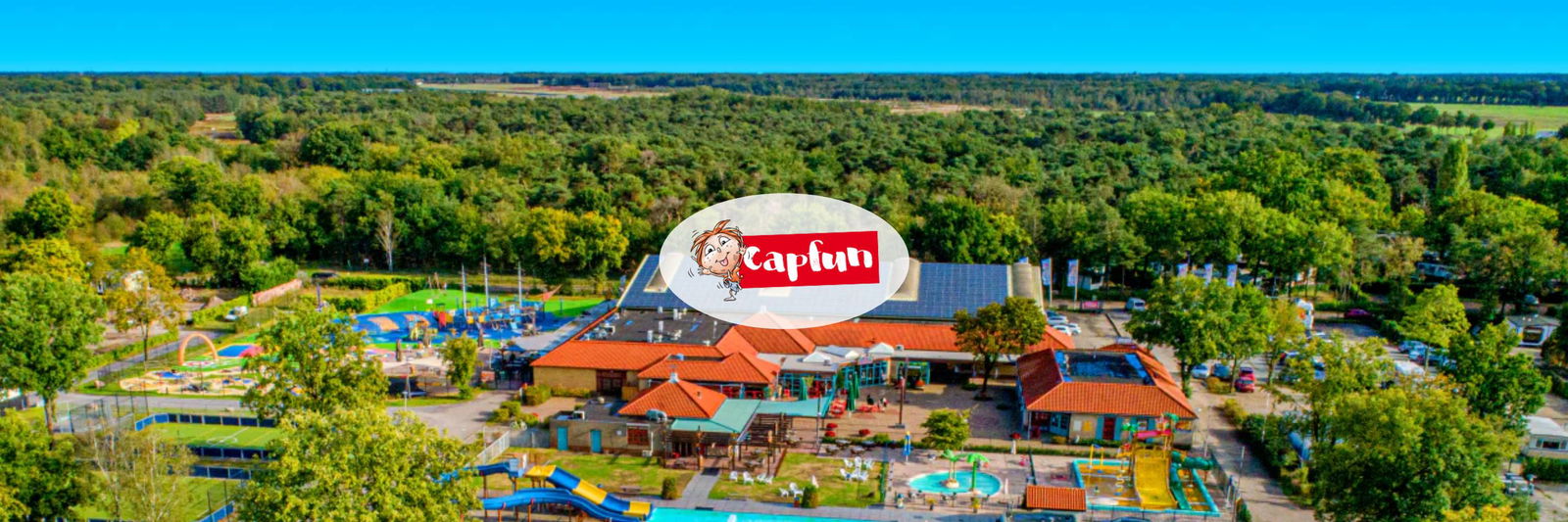 Panoramablick vom Campingplatz mit Logo in der Mitte