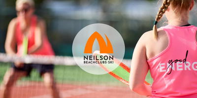 Tennisleraar die tennisles geeft