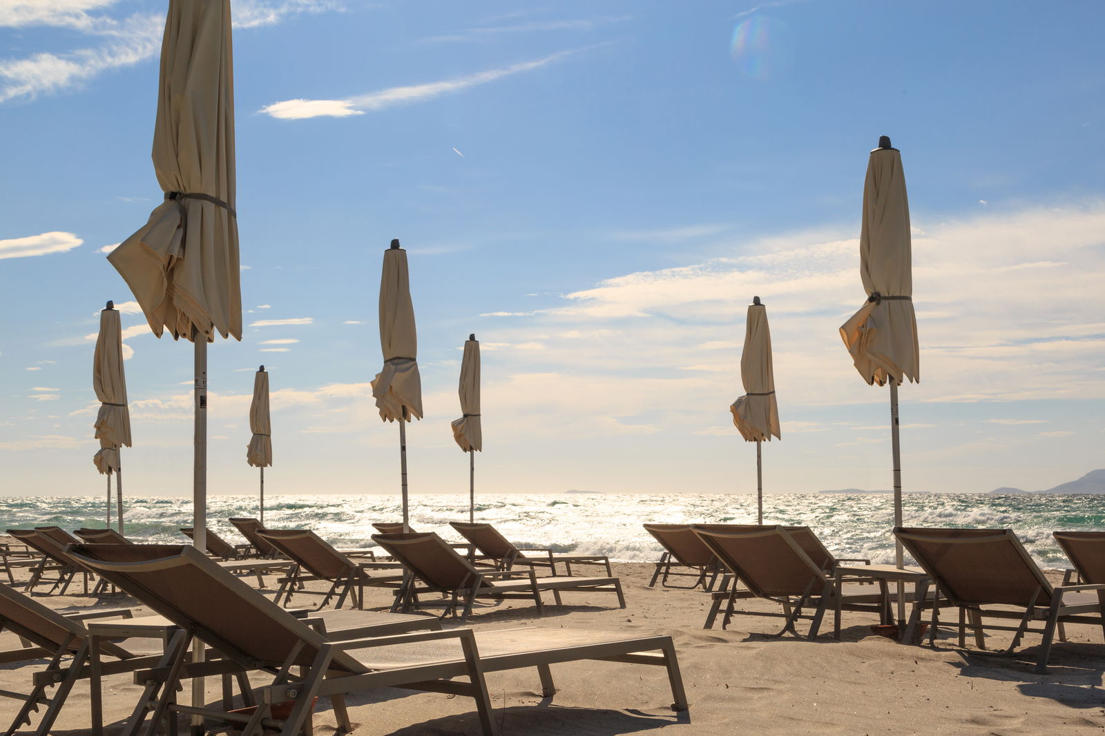 Lege strandstoelen op een zonnige dag in Griekenland met blauwe lucht