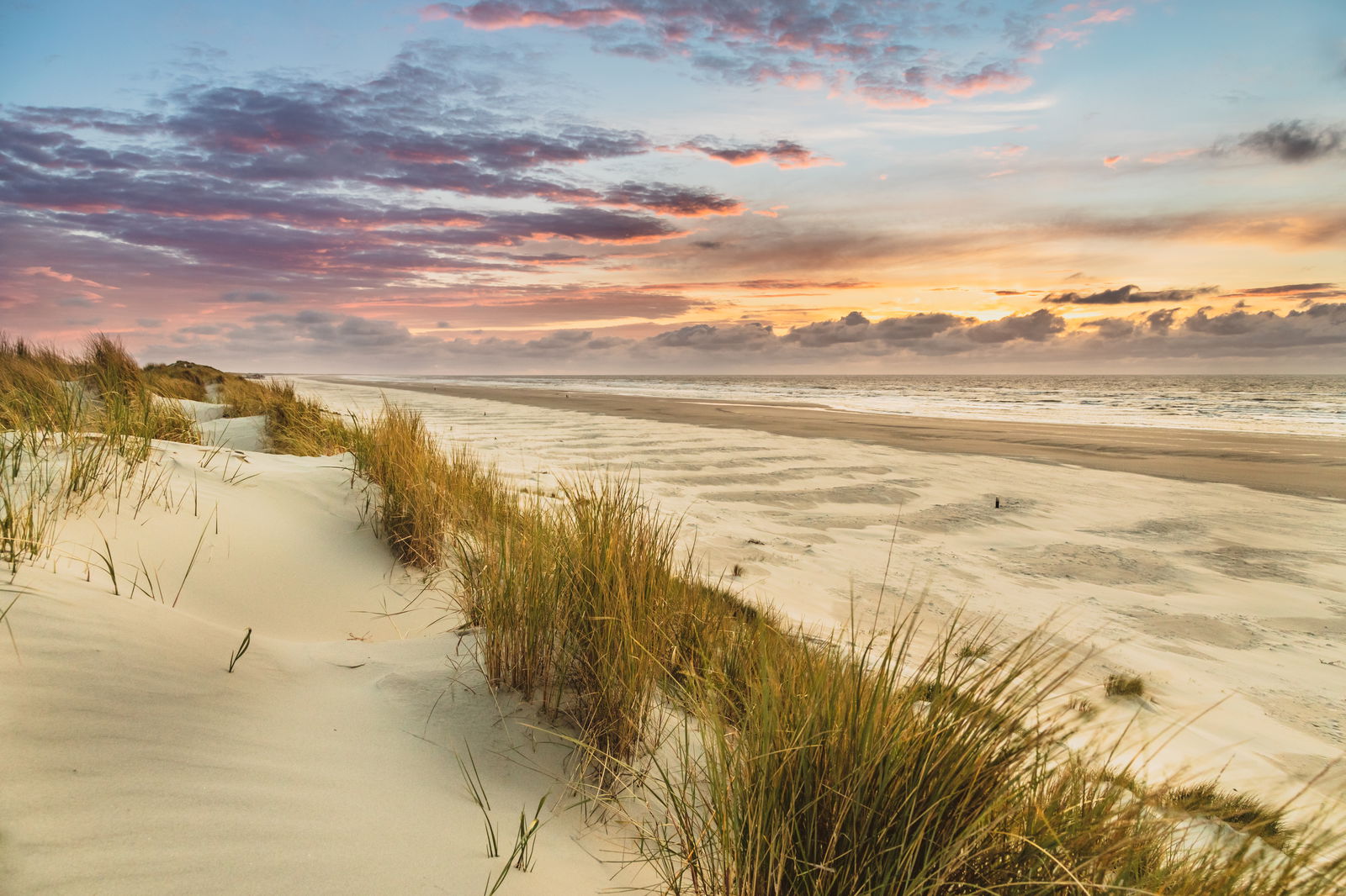 Strand auf Terschelling bei rotem Himmel
