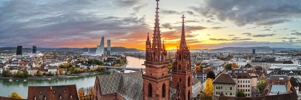 Droneshot van een van de kathedralen van Praag