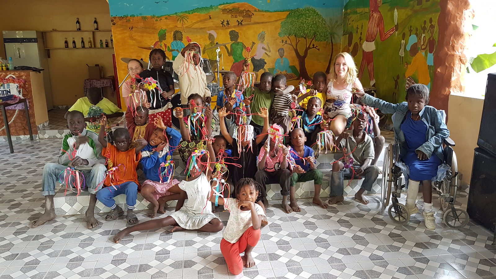 Kinder mit einem Freiwilligen