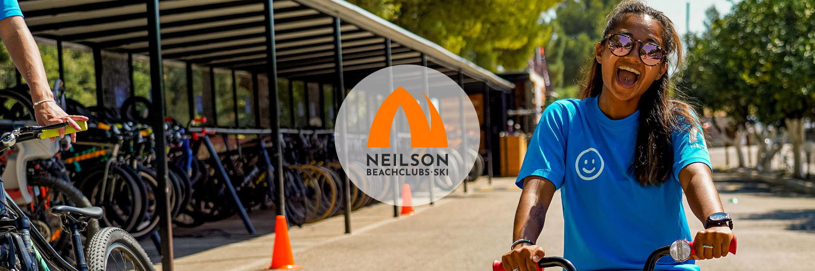 Glücklicher Mitarbeiter auf einem Fahrrad