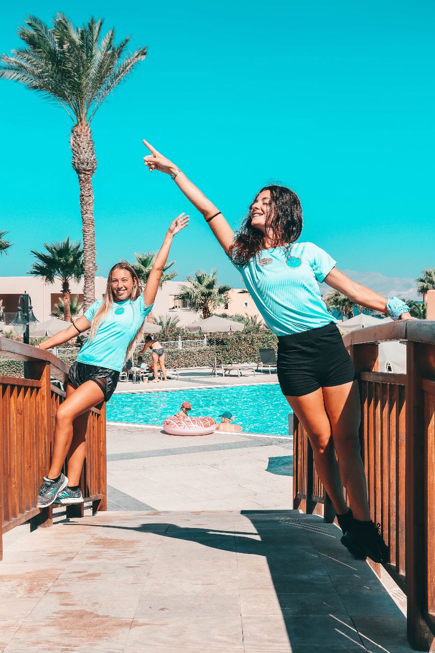 Zwei Animateure an einem Schwimmbad