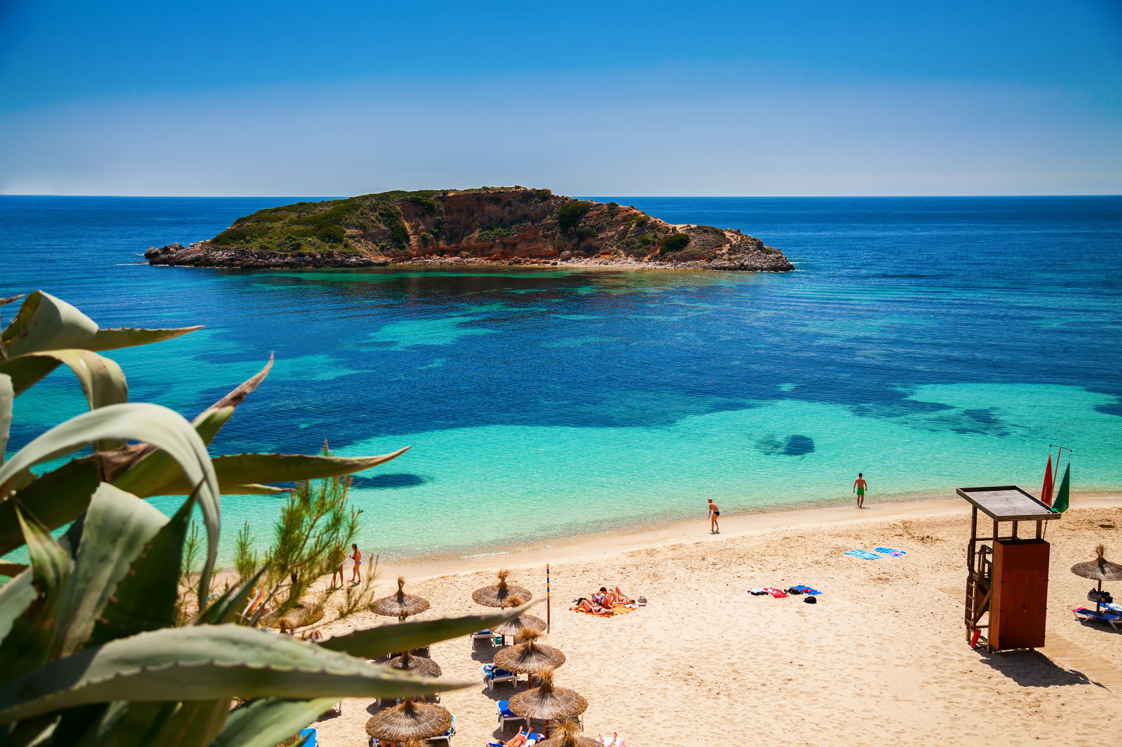 Wunderschöner Strand auf Mallorca mit kristallklarem blauem Wasser.