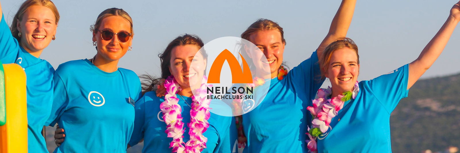 Teamfoto van hotel entertainers op een zonnige dag