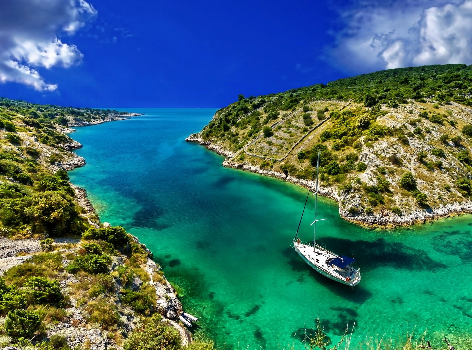 Boot op het kristalheldere oceaan