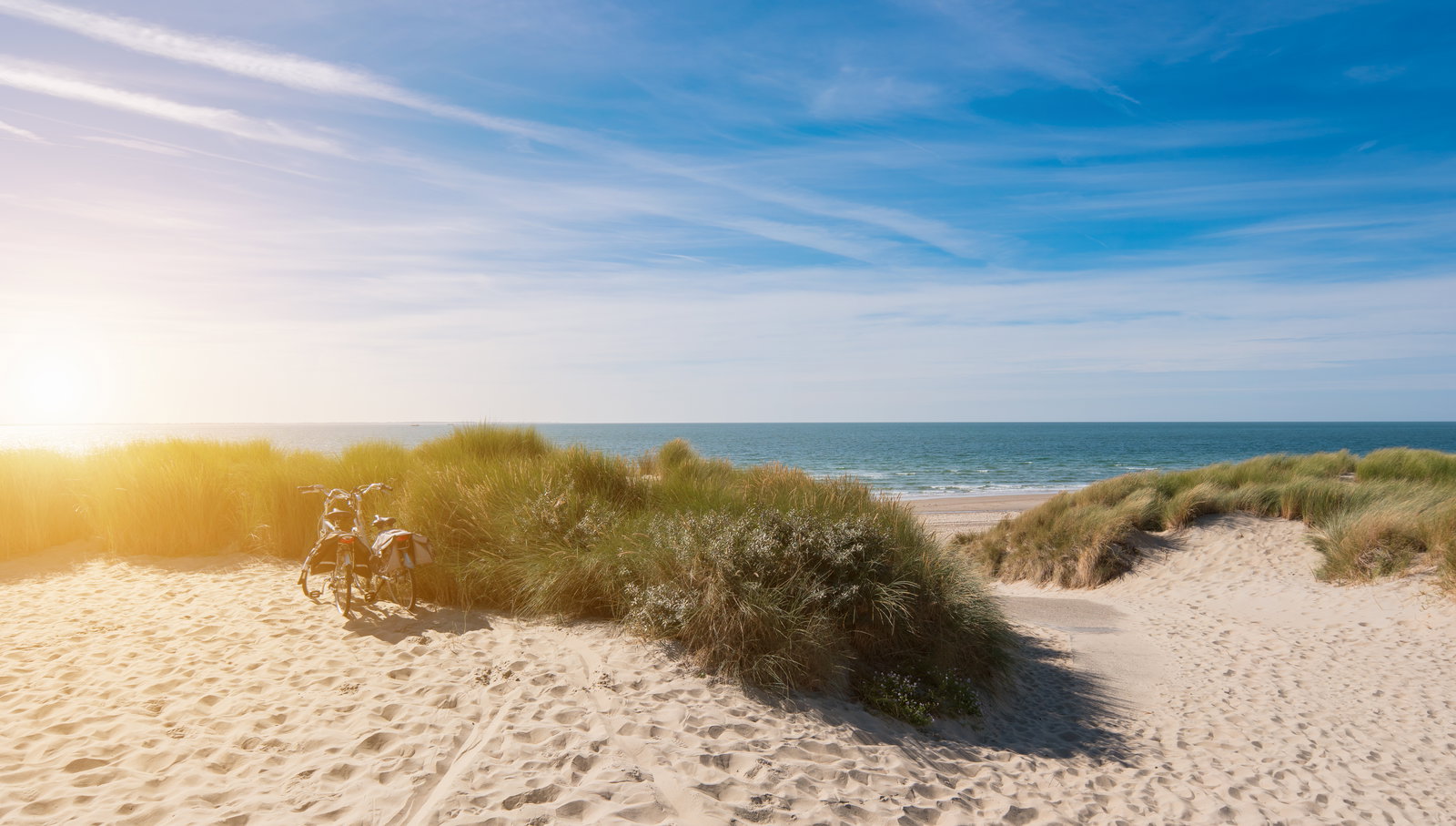 Zeeuwse duinen op een zomerse dag in Nederland met twee fietsen geparkeerd