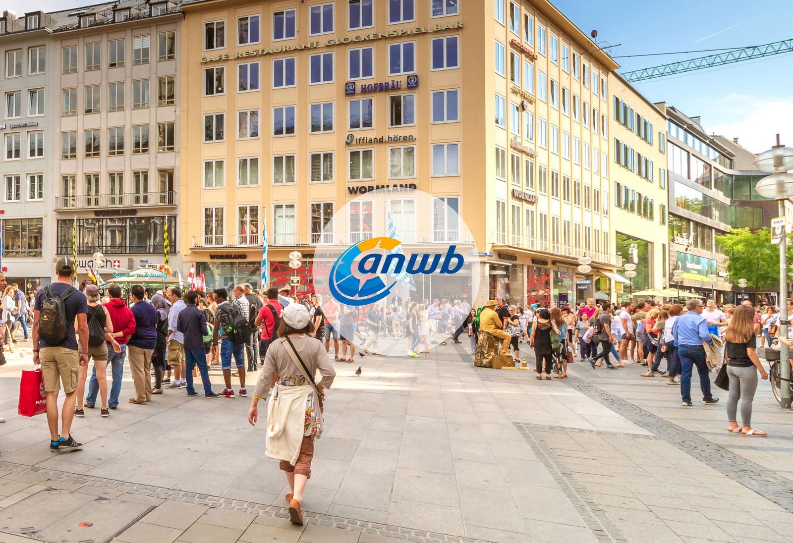 Mensen wandelen op het plein in München op een zomerse dag