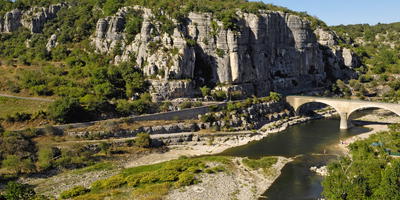 De bekende rivier in de ardeche op een zomerse dag