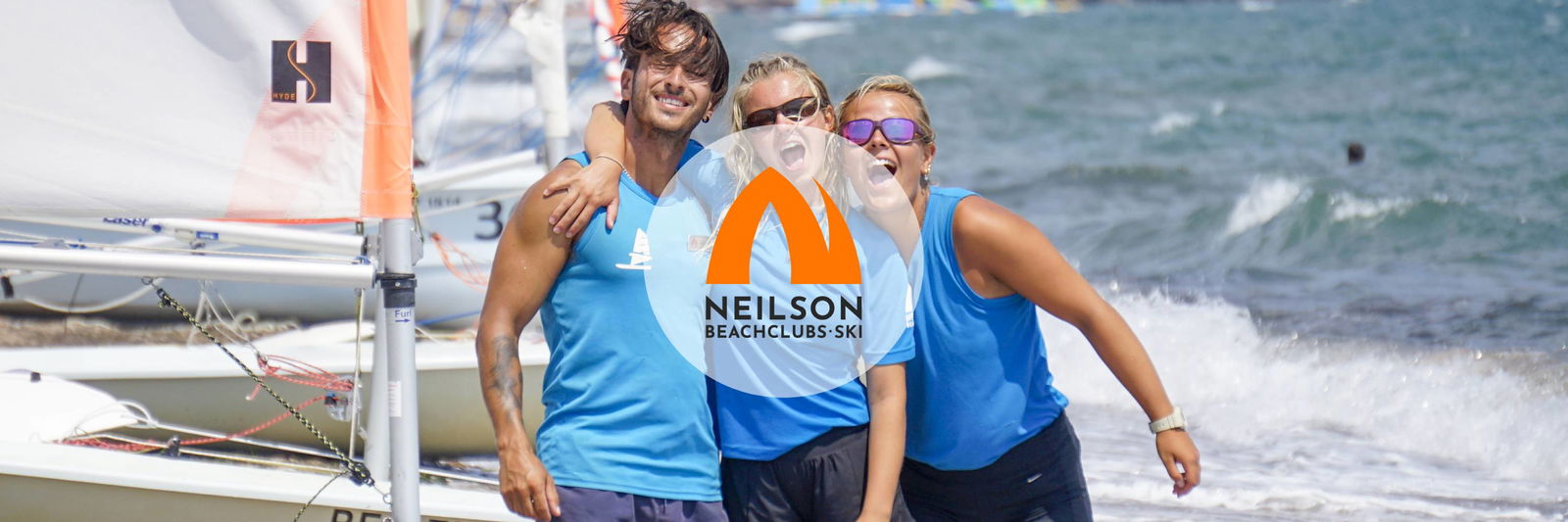 De watersportinstructeurs op het strand op een zonnige dag