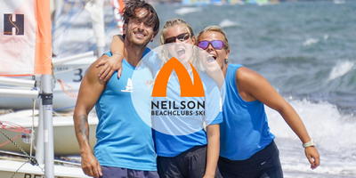 De watersportinstructeurs op het strand op een zonnige dag