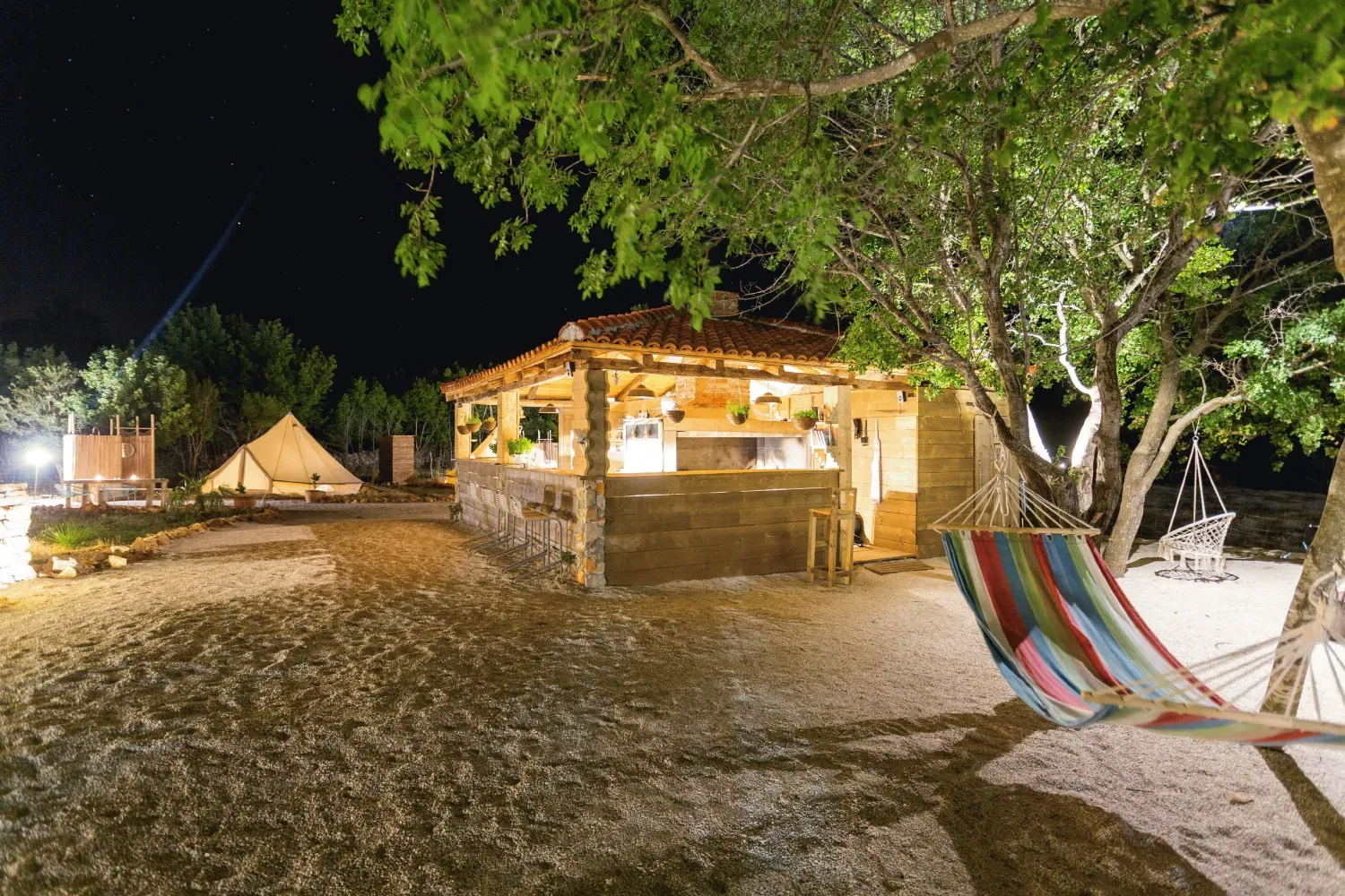 Glamping tenten bij outdoor avonturenkamp in Kroatië 's avonds