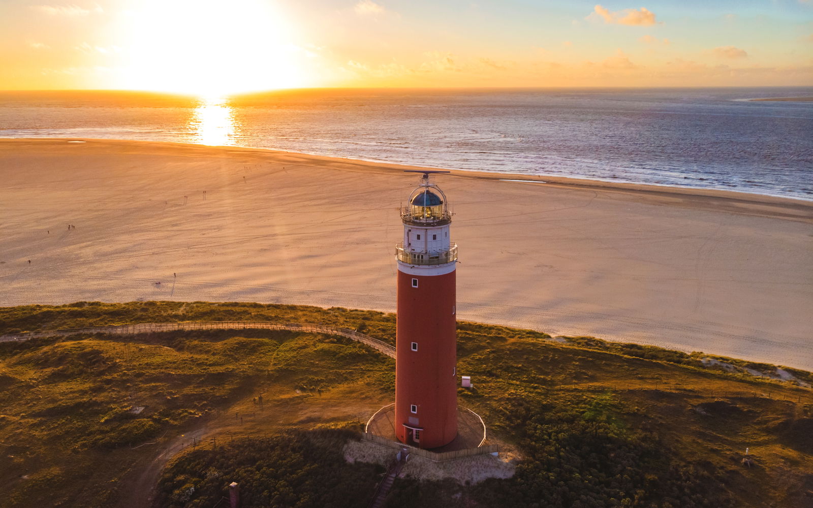 Der Leuchtturm von Texel bei Sonnenuntergang auf der niederländischen Insel Texel
