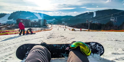 Skiër zit boven op de piste op een prachtige winterse dag