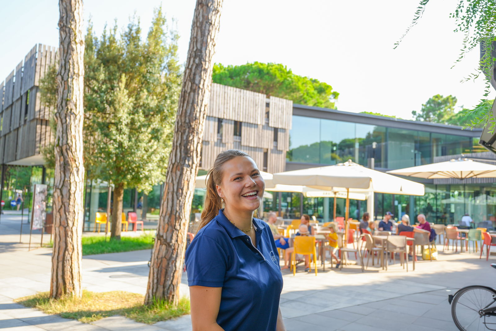 Vrouw op een terras die lacht