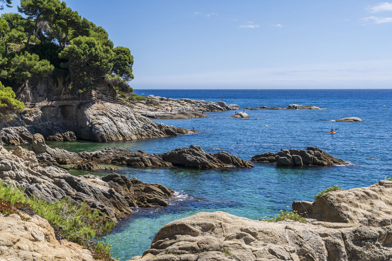 Felsen und Meer an einem sonnigen Tag an der Costa Brava