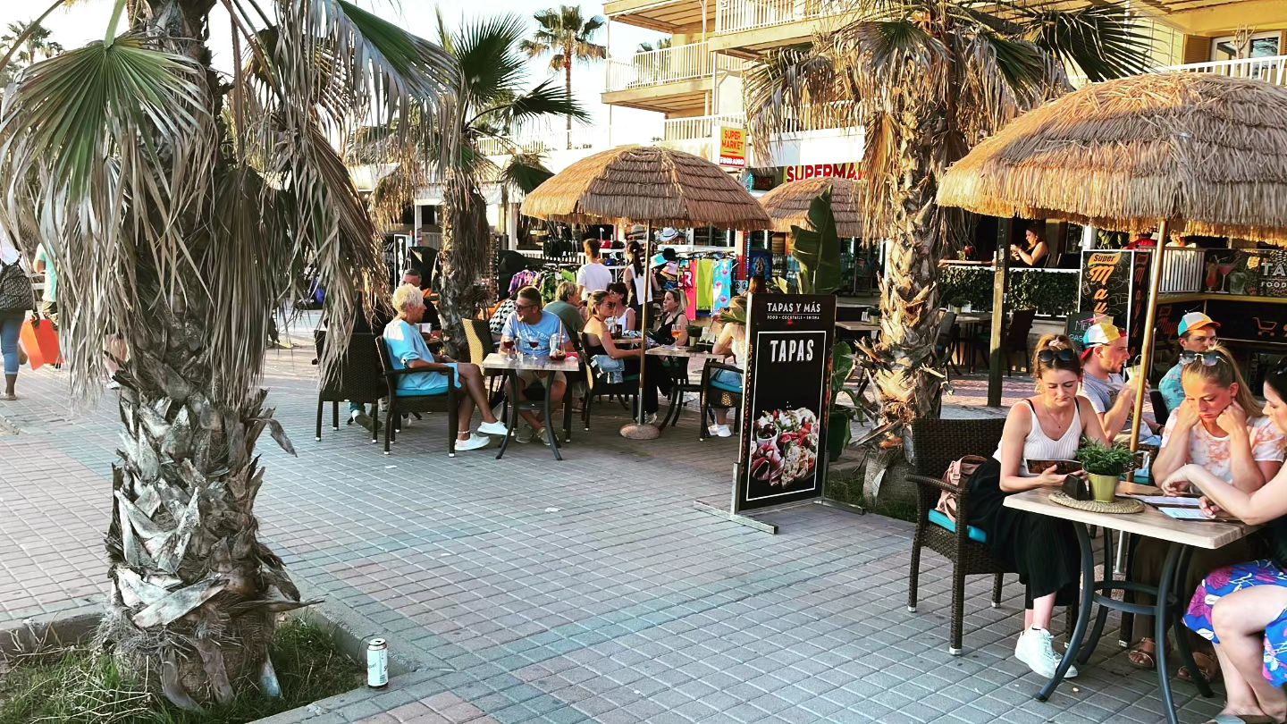 Menschen auf der Terrasse, die Snacks und Getränke genießen
