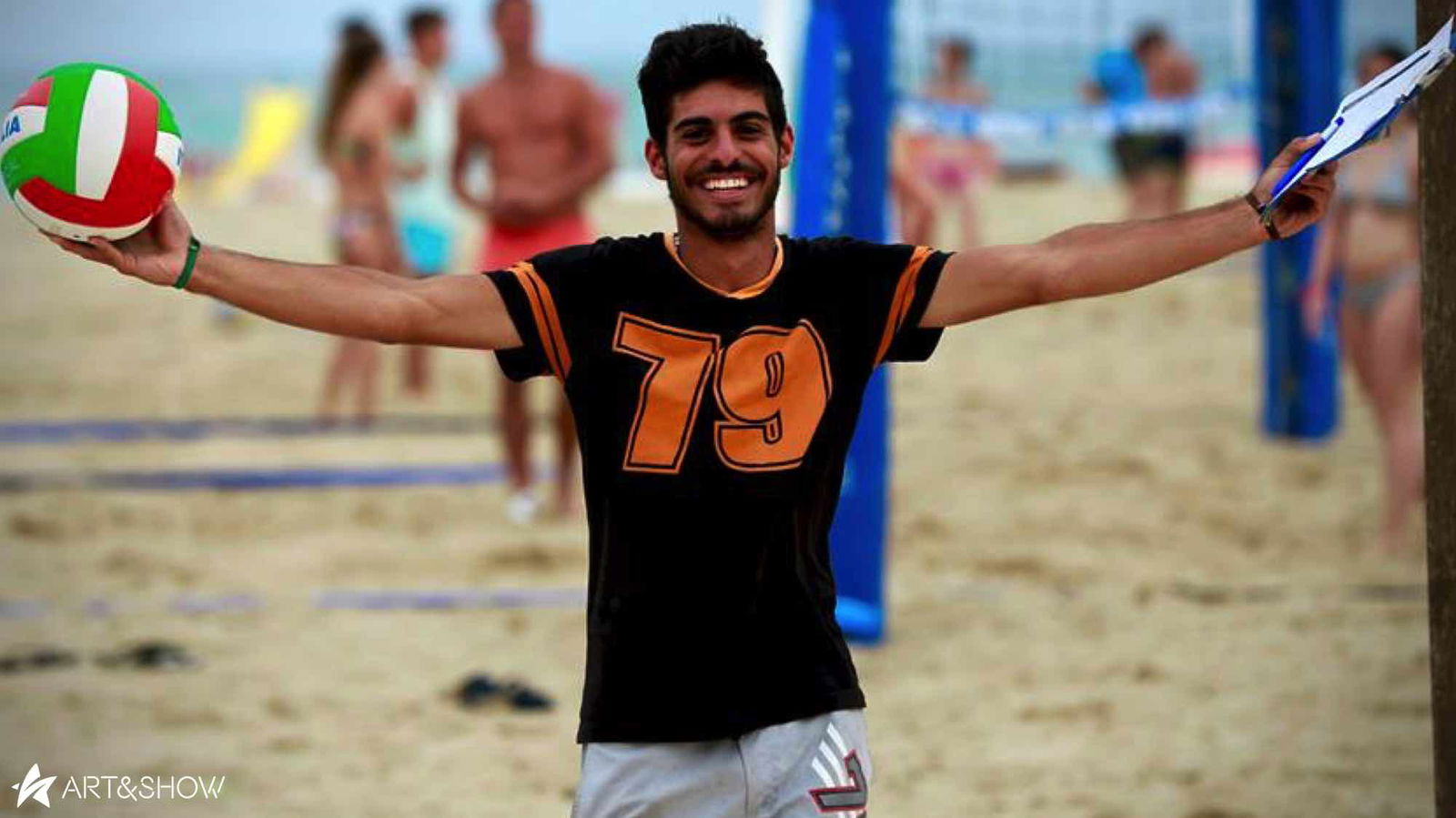 Entertainer op het strand met volleybal