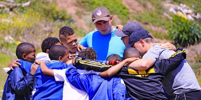 Kinderen spelen rugby