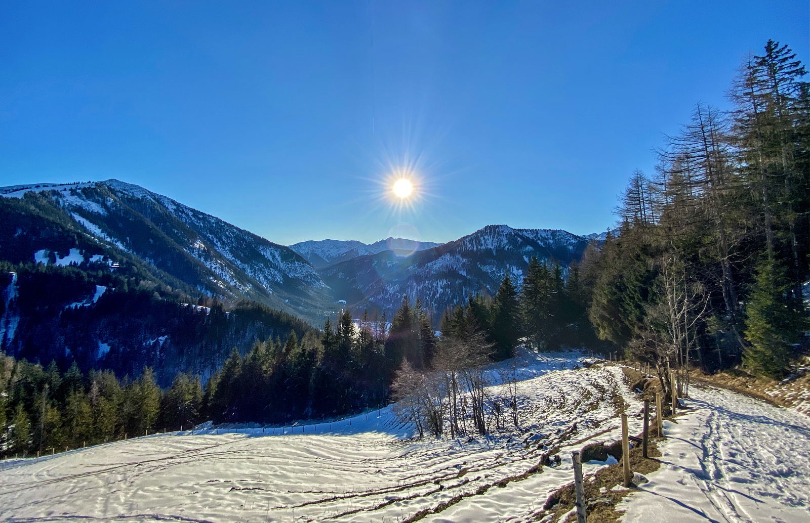 Prachtige winterdag met besneeuwde skipistes en bergen