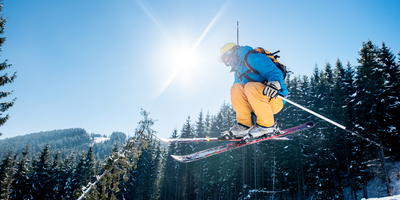 Skiër in de lucht op een prachtige winterdag