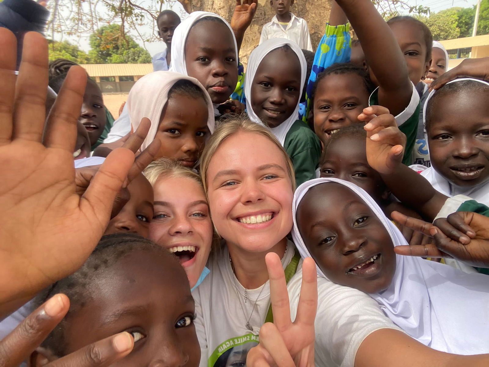 Kinder und Lehrer in Gambia