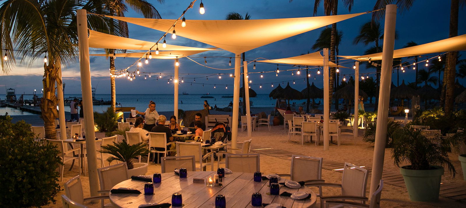 Terras van een restaurant met zonsondergang op Sint Maarten