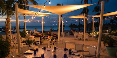 Terras van een restaurant met zonsondergang op Sint Maarten
