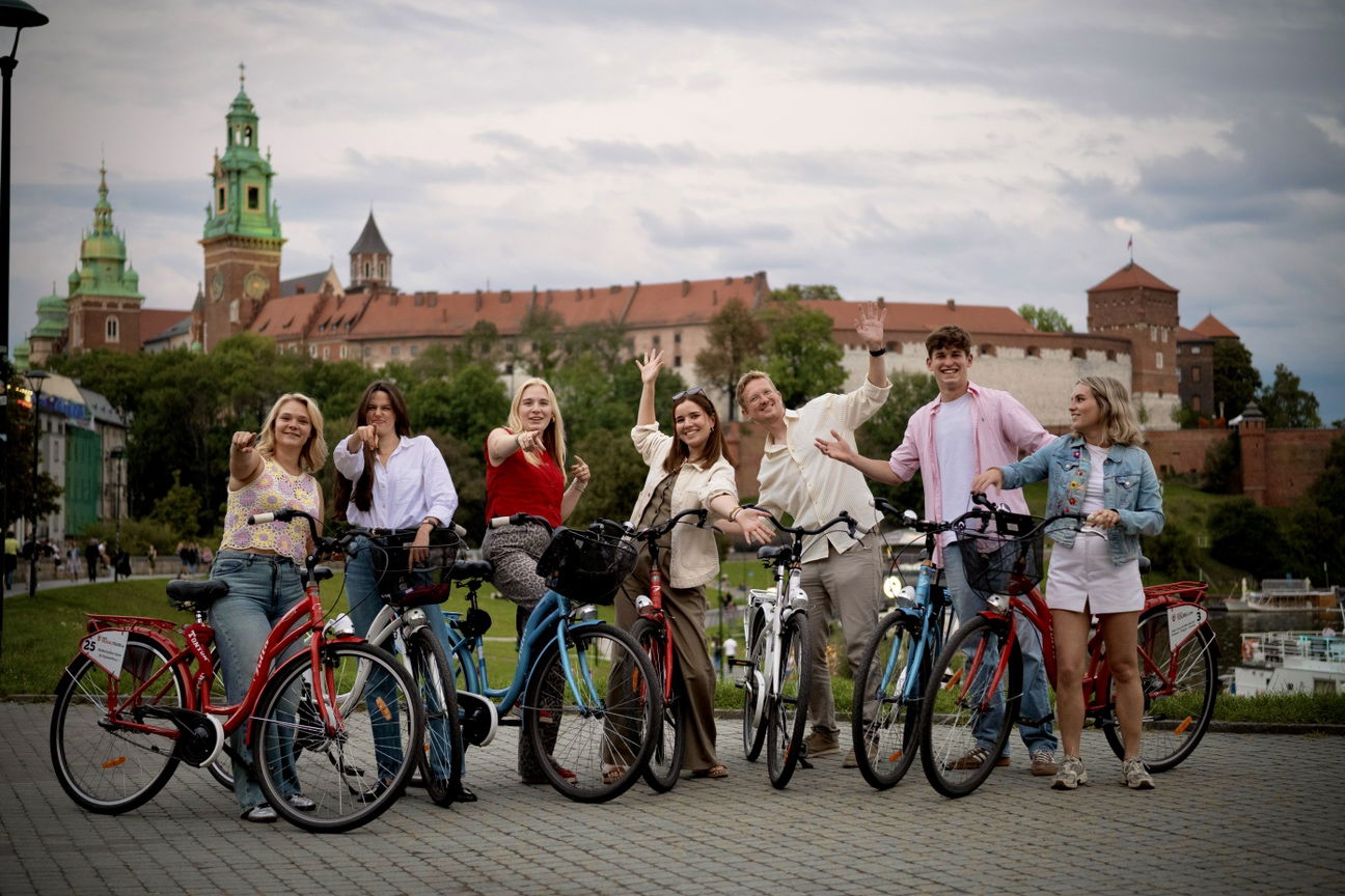 Fietsgids met een groep op een plein