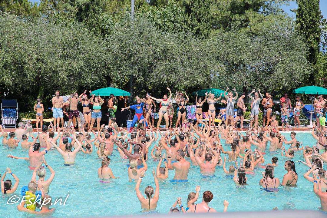 Fitnessles in zwembad op zonnige dag