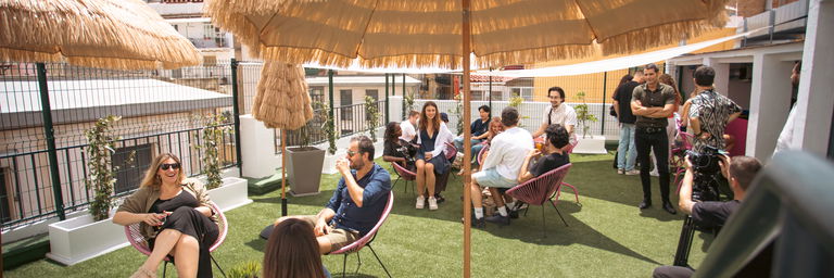 Gruppe von Menschen genießt die Sonne auf der Dachterrasse