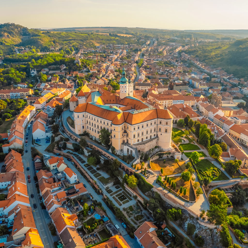 Kasteel Mikulov, gelegen in Zuid-Moravië, Tsjechië, een van de belangrijkste kastelen in de regio
