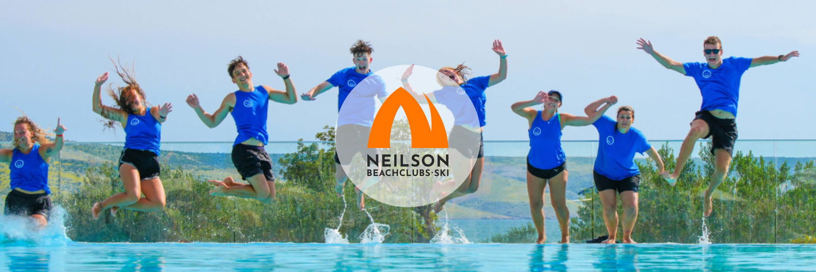 Team springt in zwembad