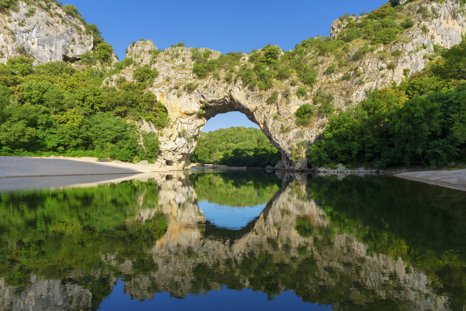 Rots over een rivier in de Ardeche