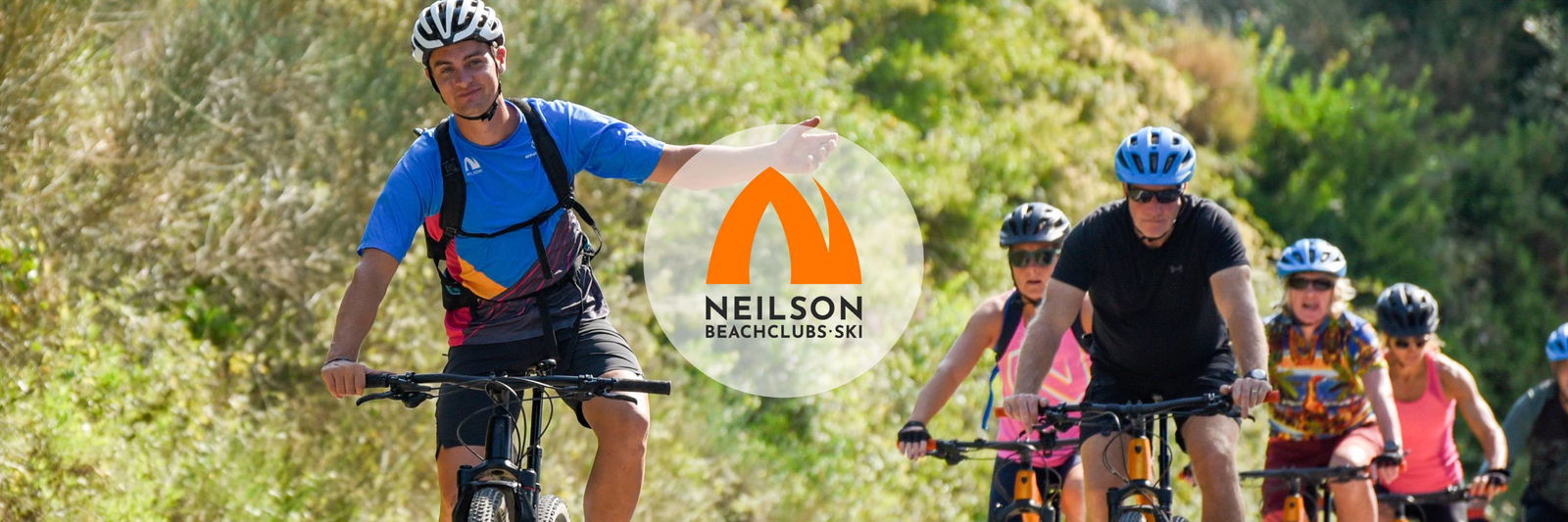 Bike guide fietst met een groep mensen op een zonnige dag