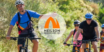 Bike guide fietst met een groep mensen op een zonnige dag