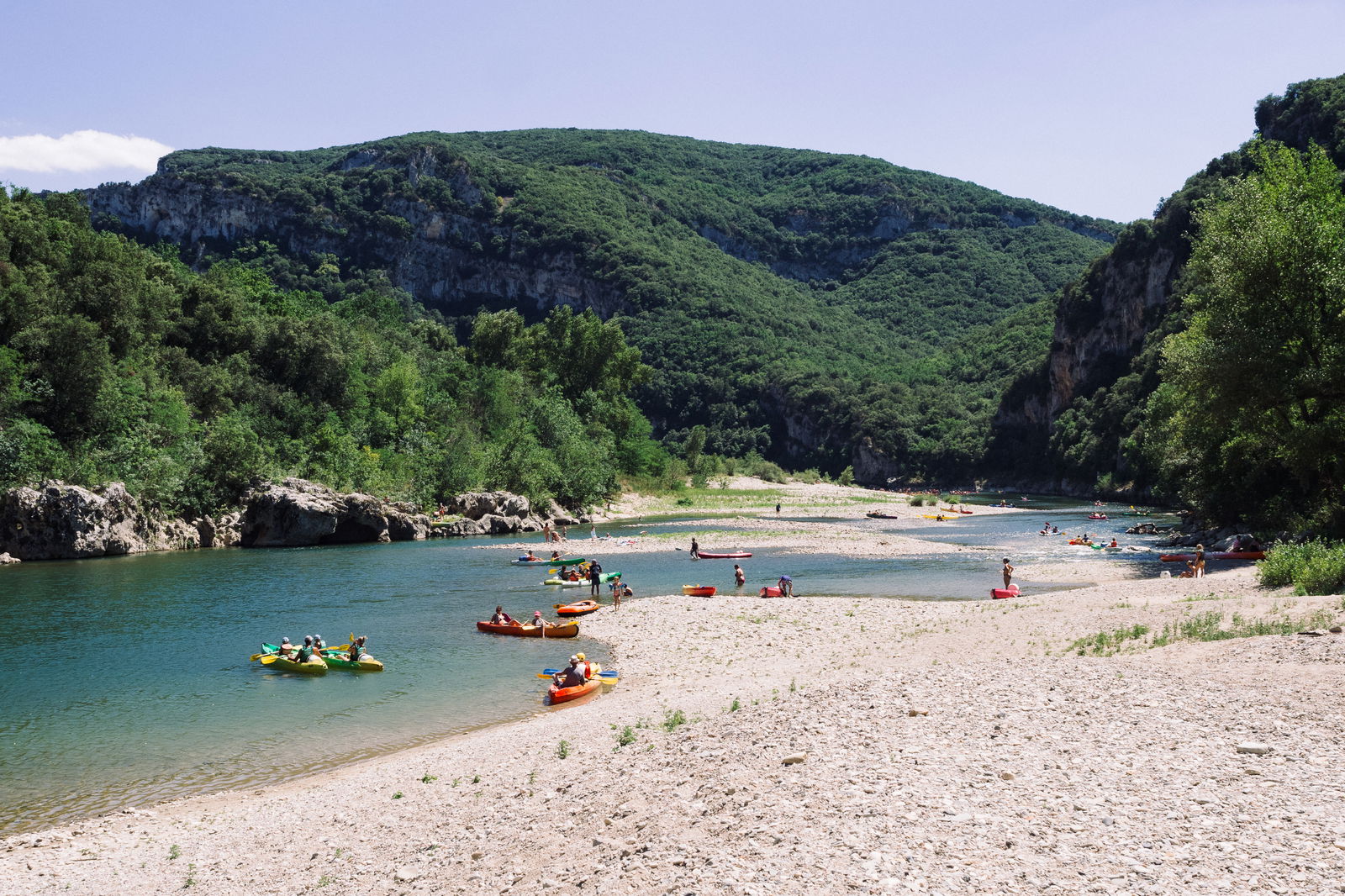 Rivier in de Ardeche op een zomerse dag