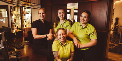 Teamfoto van wellness medewerkers in een hotel